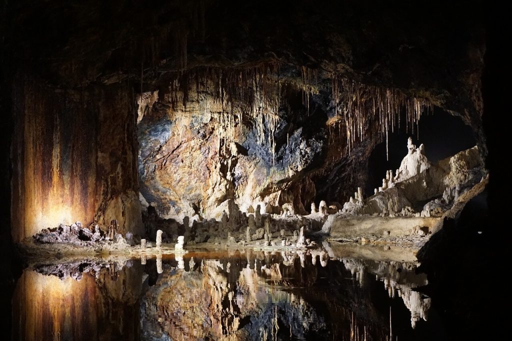Gchwihaba caves, a journey to the past